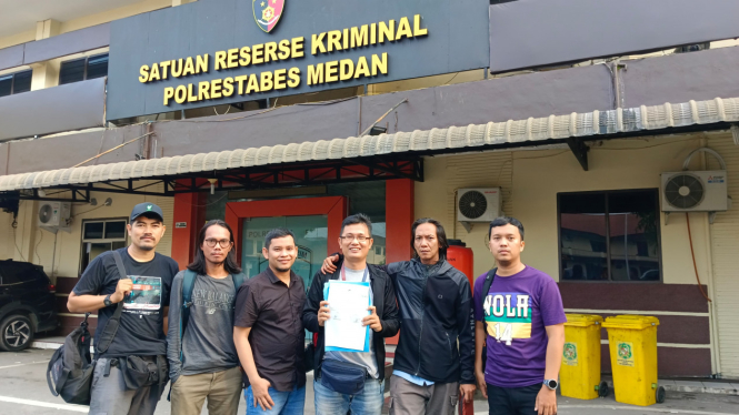 Jurnalis BOLAHITA (ketiga dari kanan) di Polrestabes Medan.