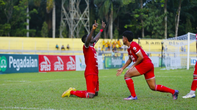 Pemain Semen Padang, Kenneth Ikechukwu Ngowake merayakan gol ke gawang PSDS.