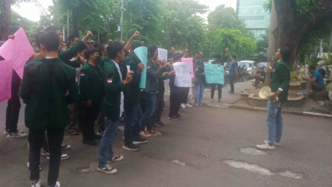 Aliansi Gerakan Mahasiswa Universitas Sumatera Utara unjuk rasa di depan Gedung DPRD Sumut.
