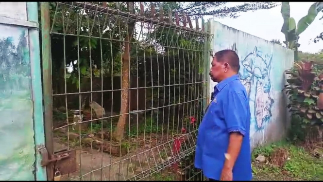 Rahudman Harahap melihat langsung kandang harimau di Medan Zoo.
