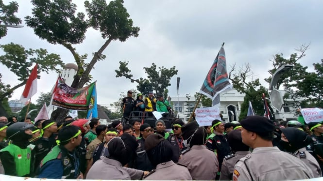Aksi ratusan ojek online demo di depan Kantor Gubernur Sumut.