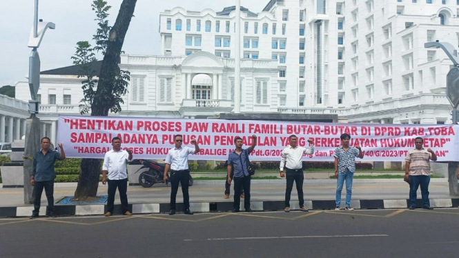 Aksi hentikan PAW anggota DPRD Toba, Ramli Famili Butar-butar di depan Kantor Gubernur Sumut.