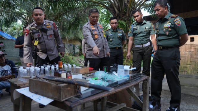 Kapolda Sumut, Pangdam I/BB dan Kepala BNN Sumut pimpin penggrebekan barak narkoba di Kutalimbaru, Kabupaten Deliserdang.