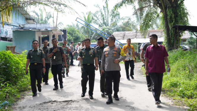 Kapolda Sumut, Pangdam I/BB dan Kepala BNN Sumut pimpin penggrebekan barak narkoba di Kutalimbaru, Kabupaten Deliserdang.