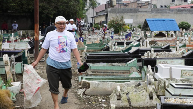 Usbat Ganjar Sumut bersama warga gotong royong membersihkan pemakaman.
