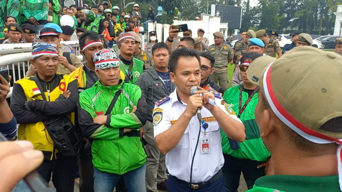 Kabid Angkutan Jalan Dishub Sumut, Yusuf Pasodung saat menerima unjuk rasa ojek online di Kantor Gubernur Sumut.