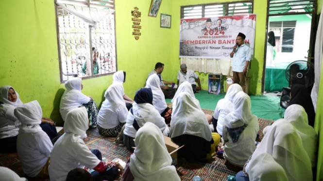 Tuan Guru Sahabat Ganjar serahkan bantuan kepada Magrib Mengaji.