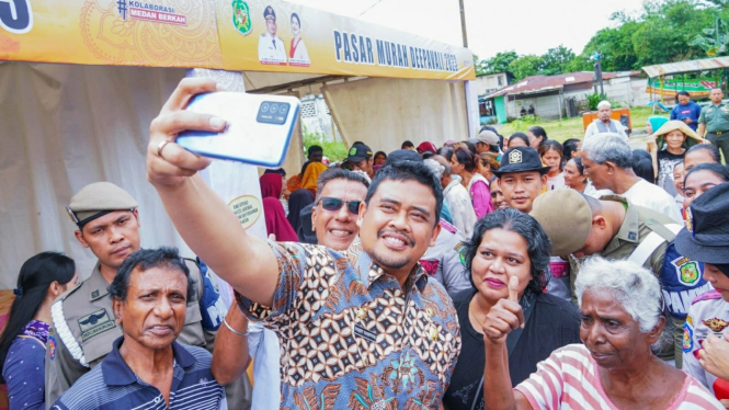 Wali Kota Medan, Muhammad Bobby Nasution berswafoto dengan warga.
