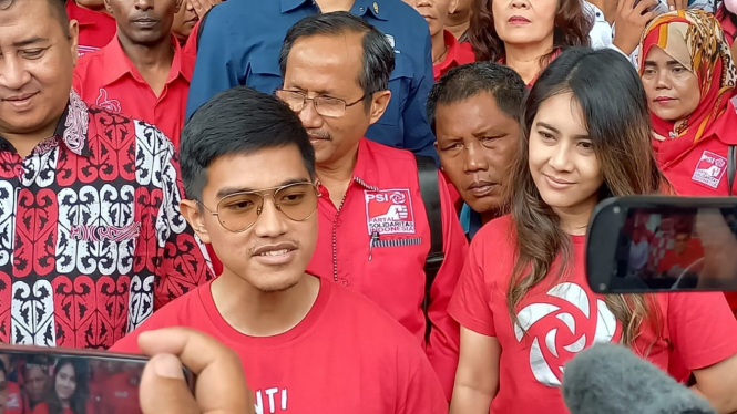 Ketua Umum PSI, Kaesang Pangarep bersama istri, Erina Gudono, saat mengunjungi Medan.