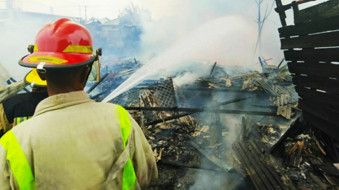Kebakaran hanguskan rumah di kawasan pemukiman penduduk di Kampung Kurnia, Kecamatan Belawan.