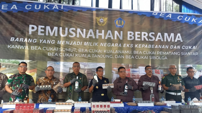 Kepala Kanwil DJBC Sumut, Parjiya pimpin pemusnahan barang impor ilegal di Kantor Bea Cukai Medan.