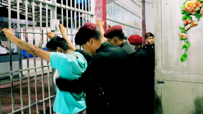 Petugas Lapas Siborongborong memeriksa warga binaan pada razia insidentil.