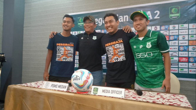 Pelatih PSMS, Miftahudin Mukson (topi) jelang laga melawan Persiraja.