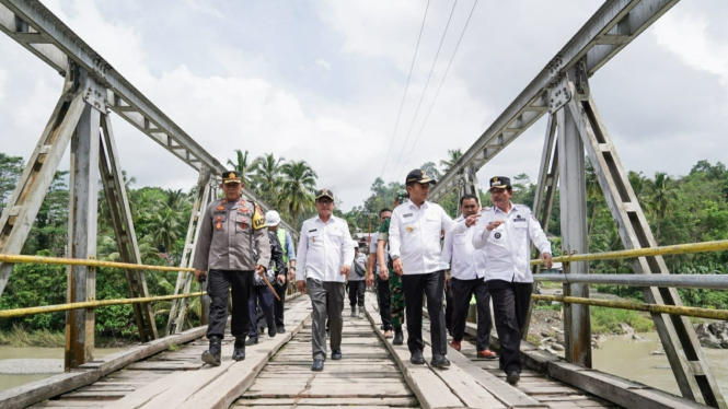 Pj Gubernur Sumut, Hassanudin meninjau jembatan Idano Noyo di Kabupaten Nias Barat.