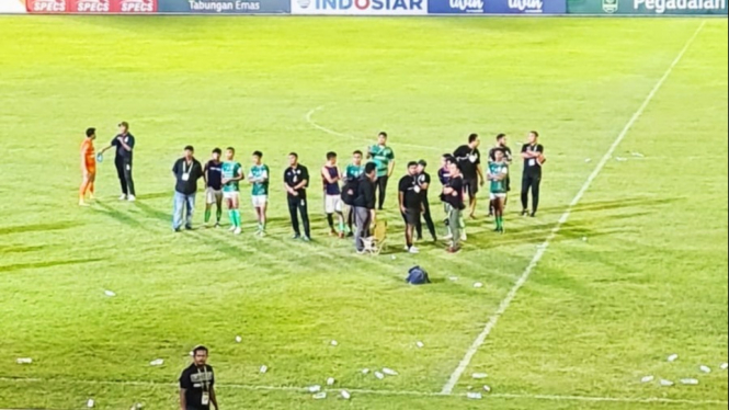 Pemain dan official PSMS bertahan di lapangan usai laga melawan Persiraja.