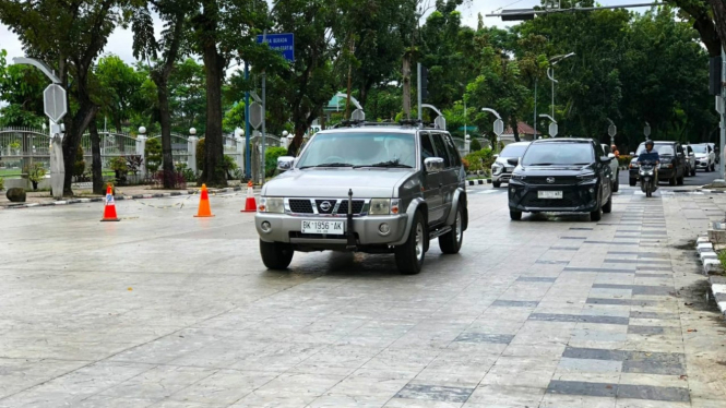 Kondisi jalan keramik di persimpangan rumah dinas Gubernur Sumut Jalan Sudirman, Medan.