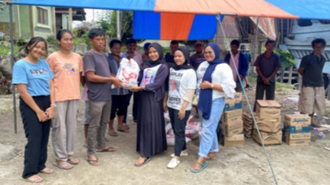Srikandi Ganjar Sumut serahkan bantuan untuk korban banjir bandang di Samosir.