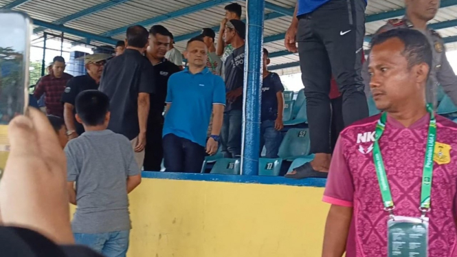 Presiden Persiraja, Nazaruddin Dek Gam (kaos biru) diusir saat menyaksikan laga Sada Sumut vs Persiraja di Stadion Baharoeddin Siregar, Lubukpakam.