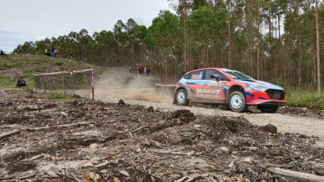 Pereli tim HRVRT melintasi trek Grand Final APRC Danau Toba Rally 2023.