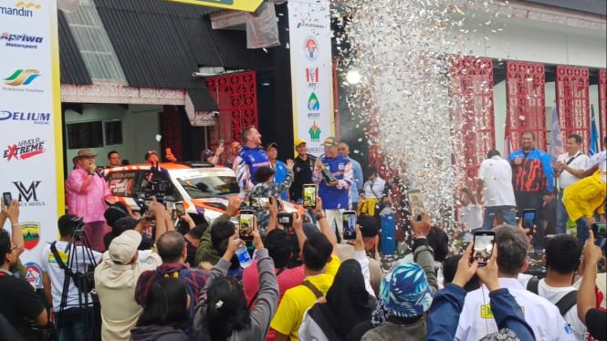 Pereli Rifat Sungkar/Ben Searcy juara Grand Final APRC Danau Toba Rally 2023.