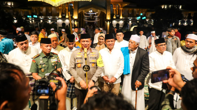 Pj Gubernur Sumut, Hassanudin bersama Kapolda Sumut Irjen Pol Agung Setya Imam Effendi bersama Forkopimda Sumut dan tokoh lintas agama deklarasi Pemilu Damai dan doa bersama di Istana Maimun.