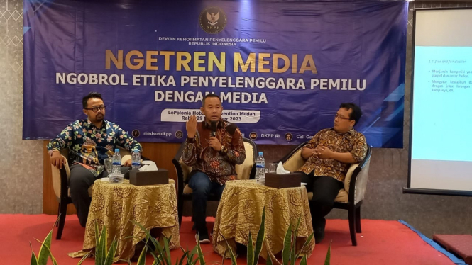 Tenaga Ahli DKPP RI, Mohammad Saihu (kanan) bersama Herdensi Adnin (tengah) menjadi narasumber Ngetren Media.