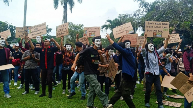Aksi mahasiswa di Medan tolak politik dinasti.