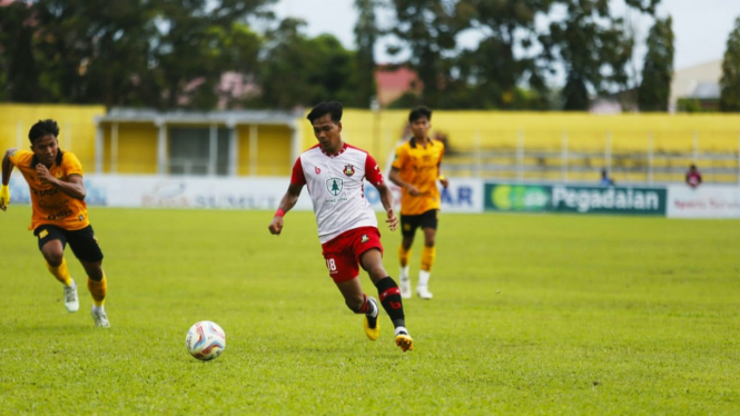 Pemain Sada Sumut FC menjauh dari pemain PSDS (kuning).