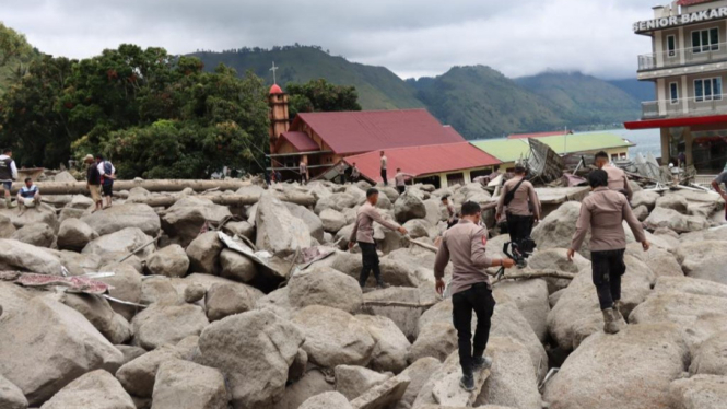 Petugas mencari korban hilang pascabanjir bandang dan longsor yang menerjang Kabupaten Humbahas.