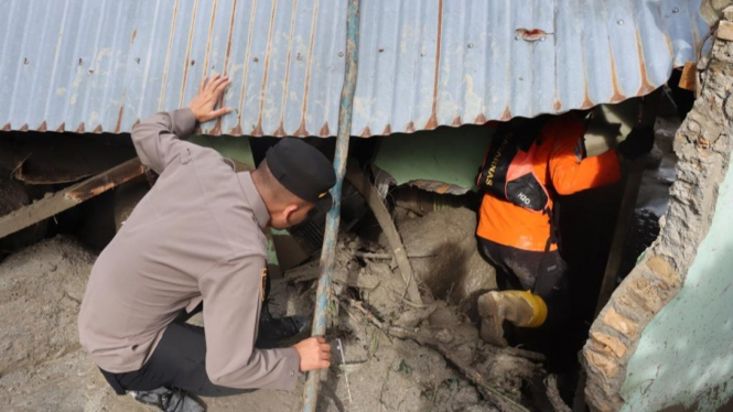 Petugas melakukan pencarian korban hilang pascabanjir bandang dan longsor menerjang Kabupaten Humbahas.