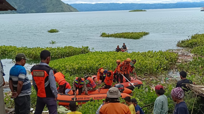 Tim SAR lakukan pencarian di pinggiran Danau Toba korban hilang pascabanjir bandang dan longsor di Humbahas.