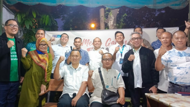 Pinwil PT Pegadaian Kanwil I Medan, Arief Rinardi (duduk baju putih)