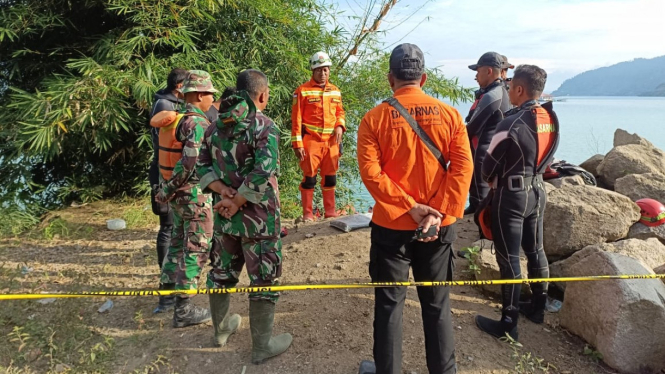 Tim SAR gabungan bersiap melakukan penyelaman di Danau Toba mencari korban hilang longsor dan banjir bandang di Humbahas.