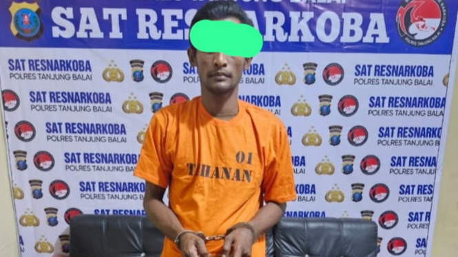 Tersangka RZ alias B bandar ganja 2 kg ditangkap Polres Tanjungbalai.