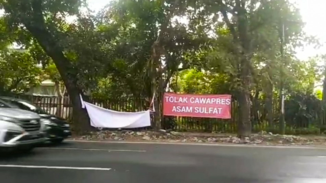 Spanduk bertuliskan 'Tolak Cawapres Asam Sulfat' di jalan protokol Kota Medan.