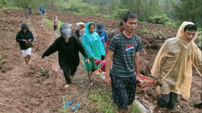 Warga evakuasi ibu dan anak korban meninggal longsor di Taput.