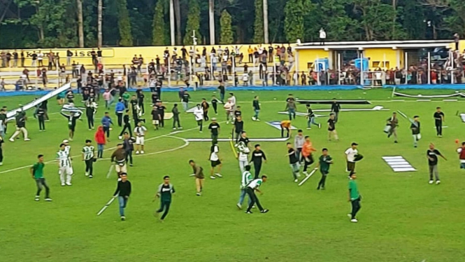Suporter merangsek masuk ke lapangan usai laga PSMS vs PSPS di Stadion Baharoeddin Siregar Lubukpakam.