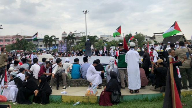 Ribuan umat islam berkumpul gelar aksi bela Palestina di Istana Maimun, Kota Medan.