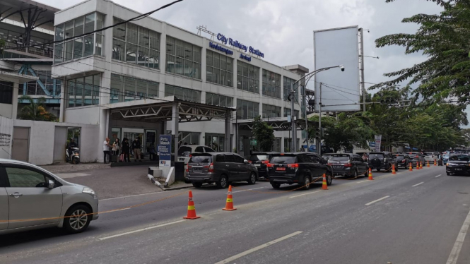Arus lalu lintas di depan Stasiun Besar kereta api Medan.