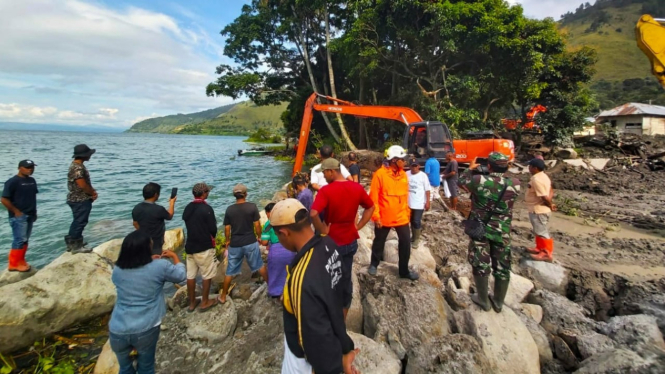Tim SAR gabungan melakukan pencarian korban banjir bandang dan longsor Humbahas di Danau Toba.