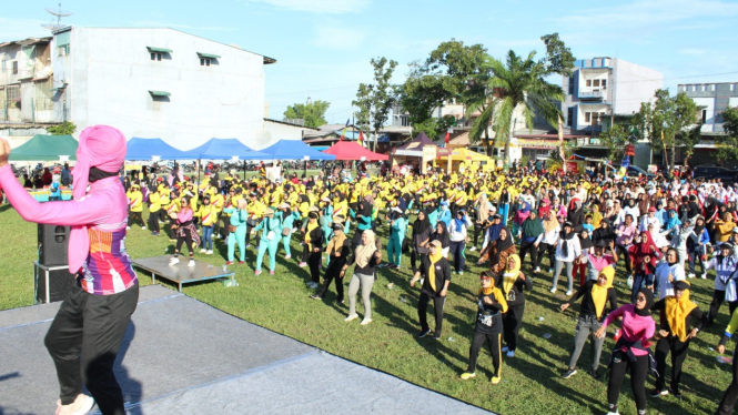 Jalan santai dan senam kolaborasi yang diikuti 1.200 orang di Medan Marelan.