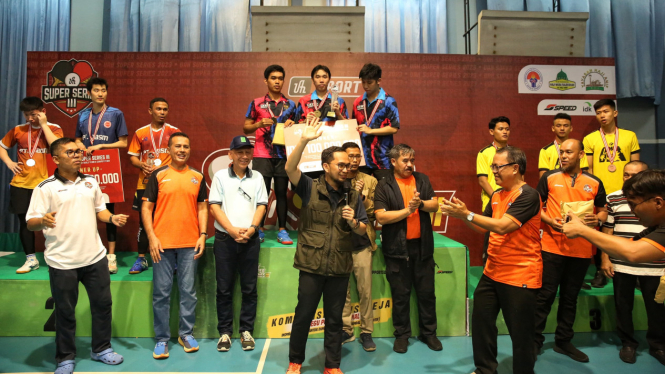 Ustaz Adi Hidayat (tengah) bersama juara UAH Super Series III di GOR Cemara Asri, Deliserdang.