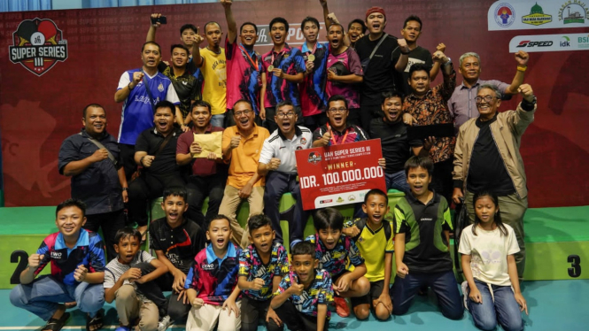 Muhammad Lokot Nasution bersama klub binaannya TSP Medan menjuarai UAH Super Series III.
