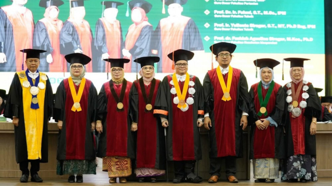 Rektor USU, Prof Dr Muryanto Amin bersama 6 Guru Besar.