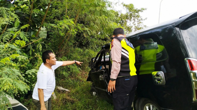 Petugas kepolisian evakuasi penumpang mobil Innova korban kecelakaan maut di Tol JMKT, Sumut.
