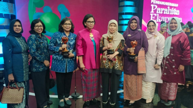 Kadis Pemberdayaan Perempuan, Perlindungan Anak dan KB Sumut, Manna Wasalwa Lubis menerima Penghargaan APE Kategori Nindya.