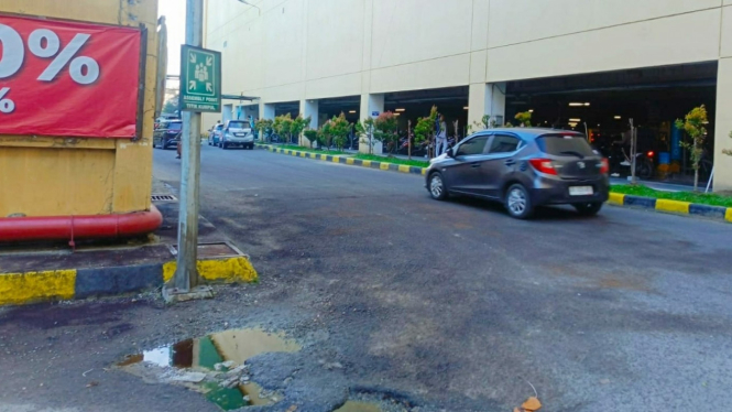 Lokasi pria ditemukan tewas di salah satu mall di Kota Medan.