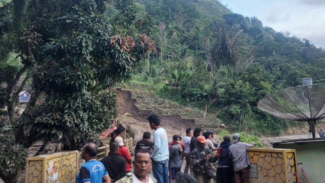 Warga mengungsi terdampak banjir bandang di Simalungun.