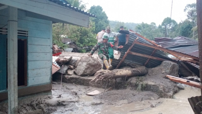 Banjir bandang menerjang Kabupaten Taput.