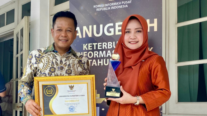 Rektor USU, Prof Muryanto Amin dan Kepala Humas Promosi dan Protokoler Amalia Meutia saat meraih penghargaan di Anugerah KIP 2023.